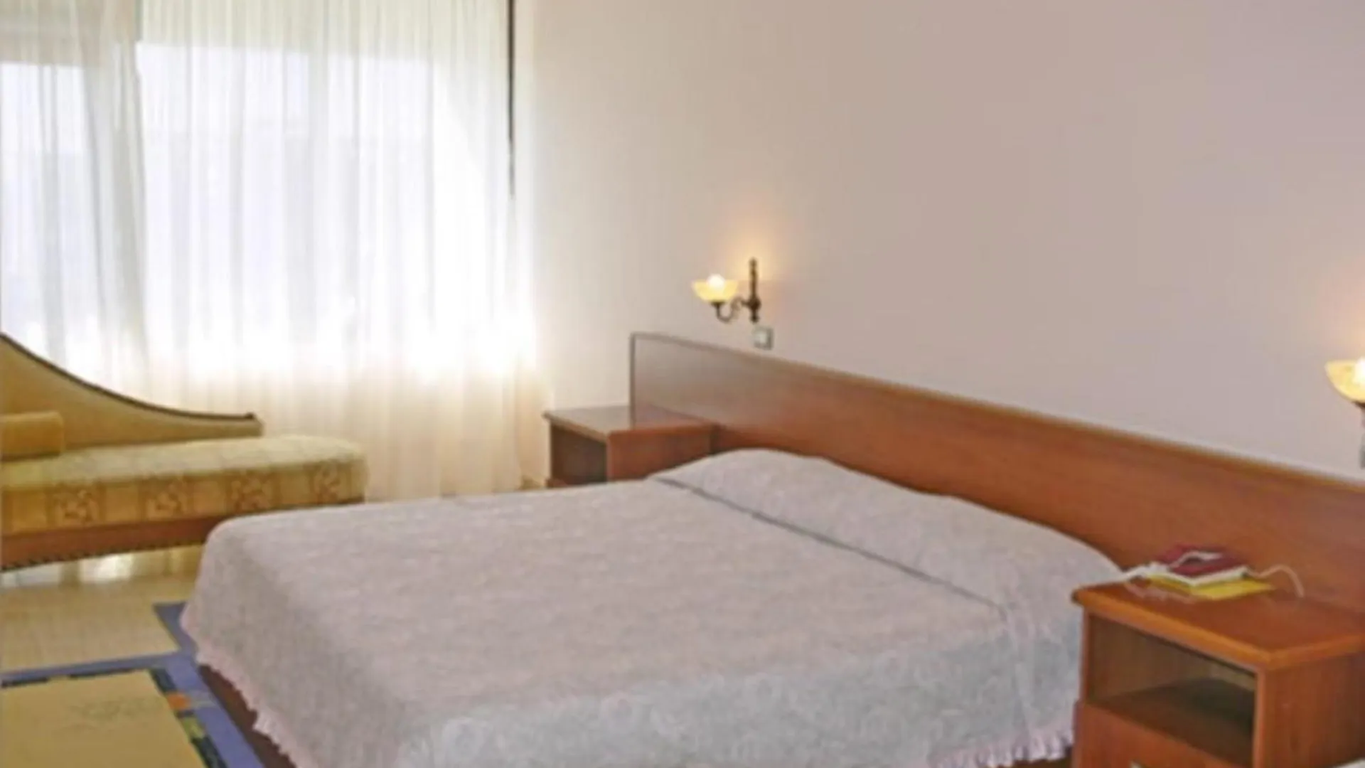 ***  Akropoli Hotel Kryemëdhej Albania
